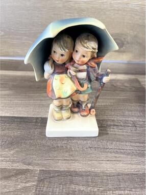 Hummel "Stormy Weather" #415 Hum71/2/0, Boy & Girl Under Umbrella